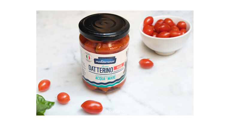 Datterino rosso in acqua di mare