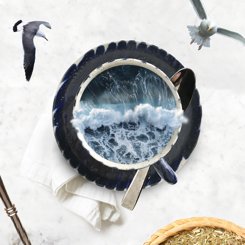 fotomontaggio surreale di una tazza con il mare al suo interno